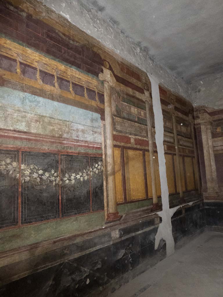 Villa of Mysteries, Pompeii. September 2017.
Room 6, looking north along west wall towards north-west corner.
Foto Annette Haug, ERC Grant 681269 DÉCOR.