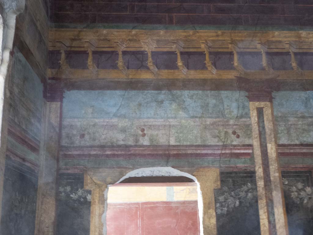 Villa of Mysteries, Pompeii. September 2017. Room 6, painted detail on west wall above doorway to corridor F1.
Foto Annette Haug, ERC Grant 681269 DÉCOR.