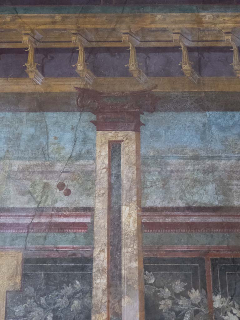 Villa of Mysteries, Pompeii. September 2017.
Room 6, detail from upper west wall above painted garlands.
Foto Annette Haug, ERC Grant 681269 DÉCOR.