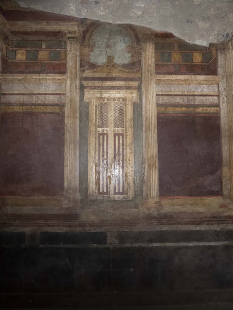Villa of Mysteries, Pompeii. September 2017.
Room 6, detail of painted doorway on north wall in oecus.
Foto Annette Haug, ERC Grant 681269 DÉCOR.