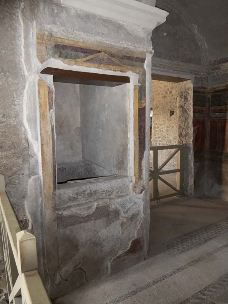 Villa of Mysteries, Pompeii. September 2017.
Room 4, recess in north-west corner and doorway to room 2, tablinum.
Foto Annette Haug, ERC Grant 681269 DÉCOR.