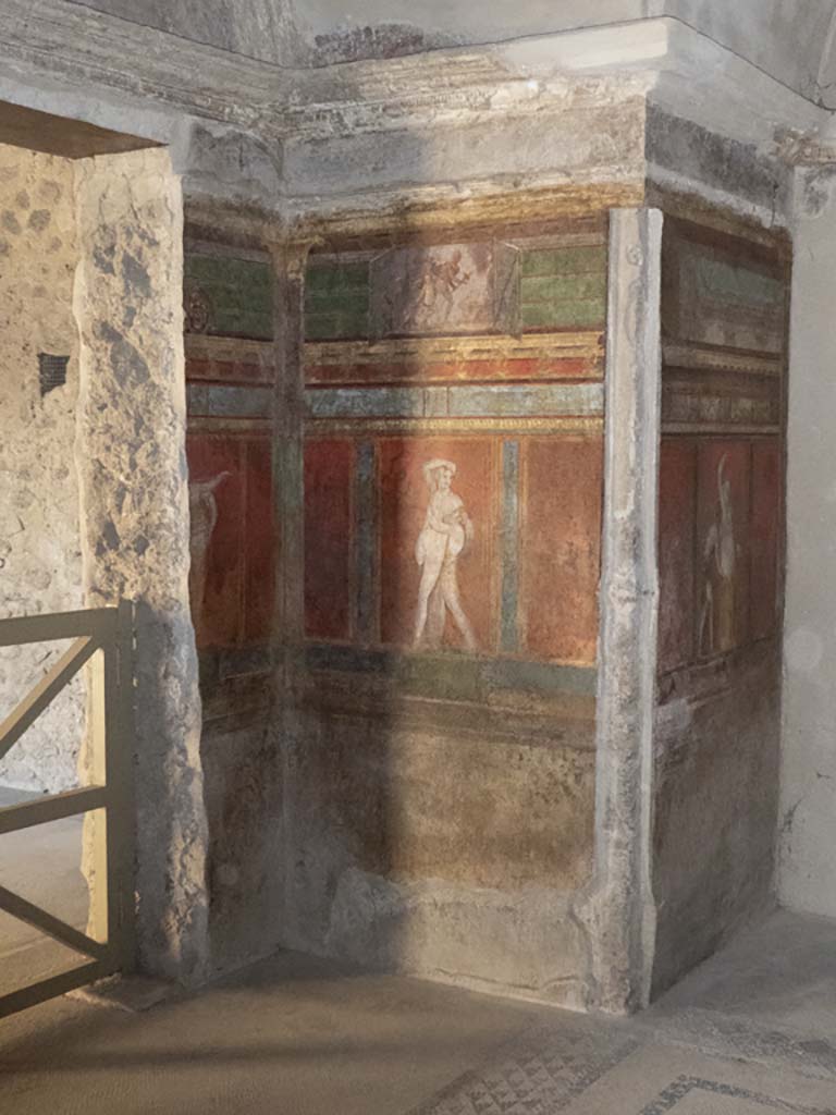 Villa of Mysteries, Pompeii. September 2017.
Room 4, north-east corner with paintings on north, east and south walls.
Foto Annette Haug, ERC Grant 681269 DÉCOR.