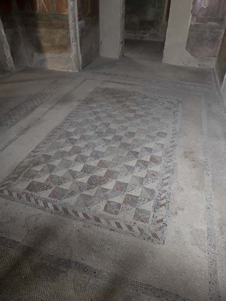Villa of Mysteries, Pompeii. September 2017. Room 4, looking north-east across mosaic floor.
Foto Annette Haug, ERC Grant 681269 DÉCOR.