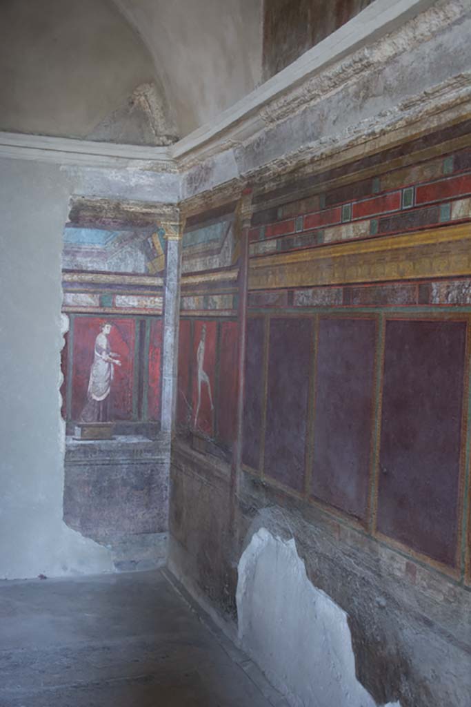 Villa of Mysteries, Pompeii. November 2017.
Room 4, looking along south wall towards south-east corner.
Foto Annette Haug, ERC Grant 681269 DÉCOR