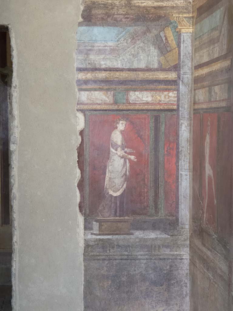 Villa of Mysteries, Pompeii. September 2017.
Room 4, wall painting of a priestess, on east wall in south-east corner.
Foto Annette Haug, ERC Grant 681269 DÉCOR.