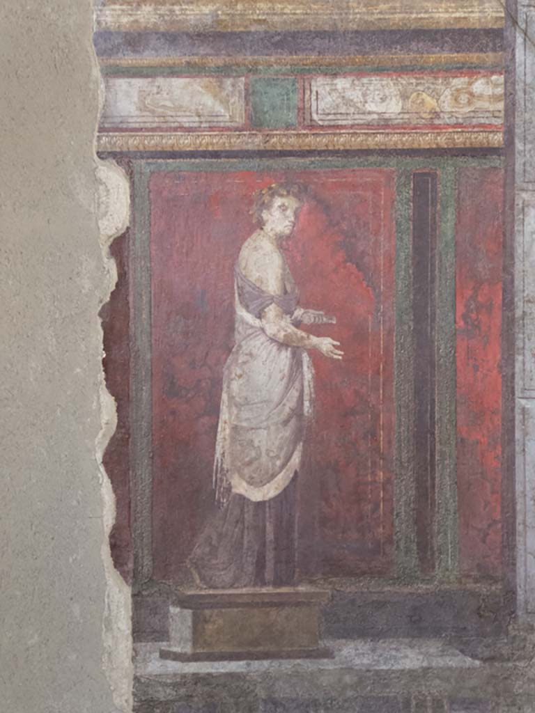 Villa of Mysteries, Pompeii. September 2017.
Room 4, detail of wall painting of a priestess, on east wall.
Foto Annette Haug, ERC Grant 681269 DÉCOR.