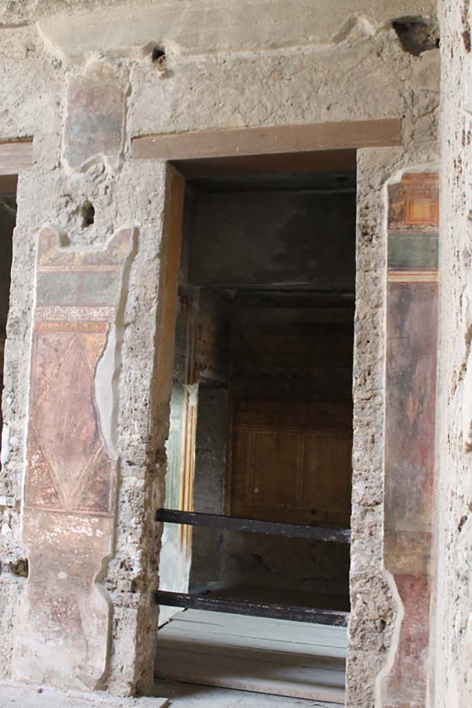 Villa of Mysteries, Pompeii. November 2017.
Room 3, looking through doorway in south-west corner of atrium, 64.
Foto Annette Haug, ERC Grant 681269 DÉCOR.