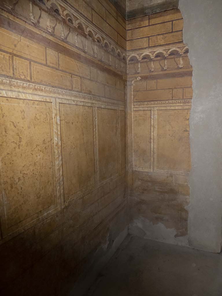 Villa of Mysteries, Pompeii. September 2017. Room 3, south wall, south-west corner and west wall.
Foto Annette Haug, ERC Grant 681269 DÉCOR.