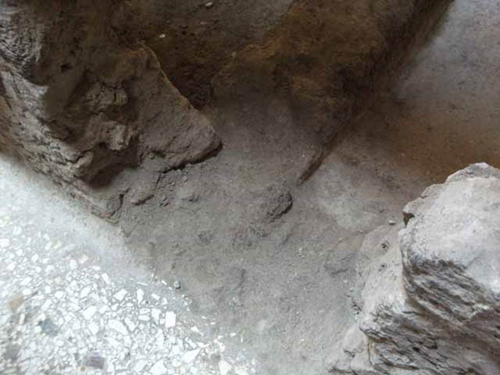 Villa of Mysteries, Pompeii. May 2010. Room 18, threshold of doorway.