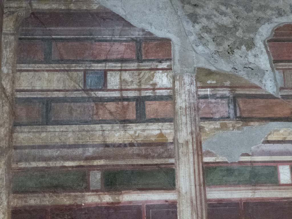 Villa of Mysteries, Pompeii. September 2017. Room 15, detail from upper west wall.
Foto Annette Haug, ERC Grant 681269 DÉCOR.