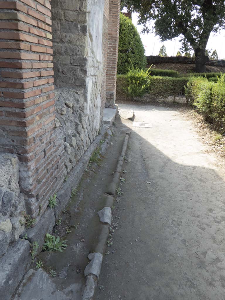 Villa of Mysteries, Pompeii. September 2017.
Looking west along portico in north-west corner of garden, with window and doorway into room 10, on left.
Foto Annette Haug, ERC Grant 681269 DÉCOR.