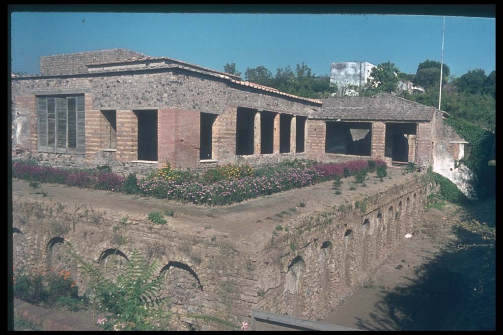 Villa of Mysteries, Pompeii. The viridarium in the south-west corner. Looking east along south side.
Photographed 1970-79 by Günther Einhorn, picture courtesy of his son Ralf Einhorn.