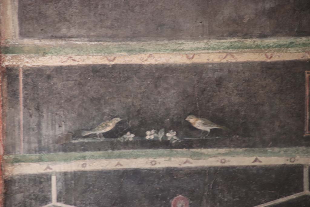 Villa of Mysteries, Pompeii. September 2021. Room 2, tablinum, detail of birds on west wall. Photo courtesy of Klaus Heese.