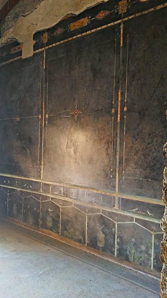 Villa of Mysteries, Pompeii. c.2015-2017.
Room 2, tablinum, looking west along north wall. Photo courtesy of Giuseppe Ciaramella.