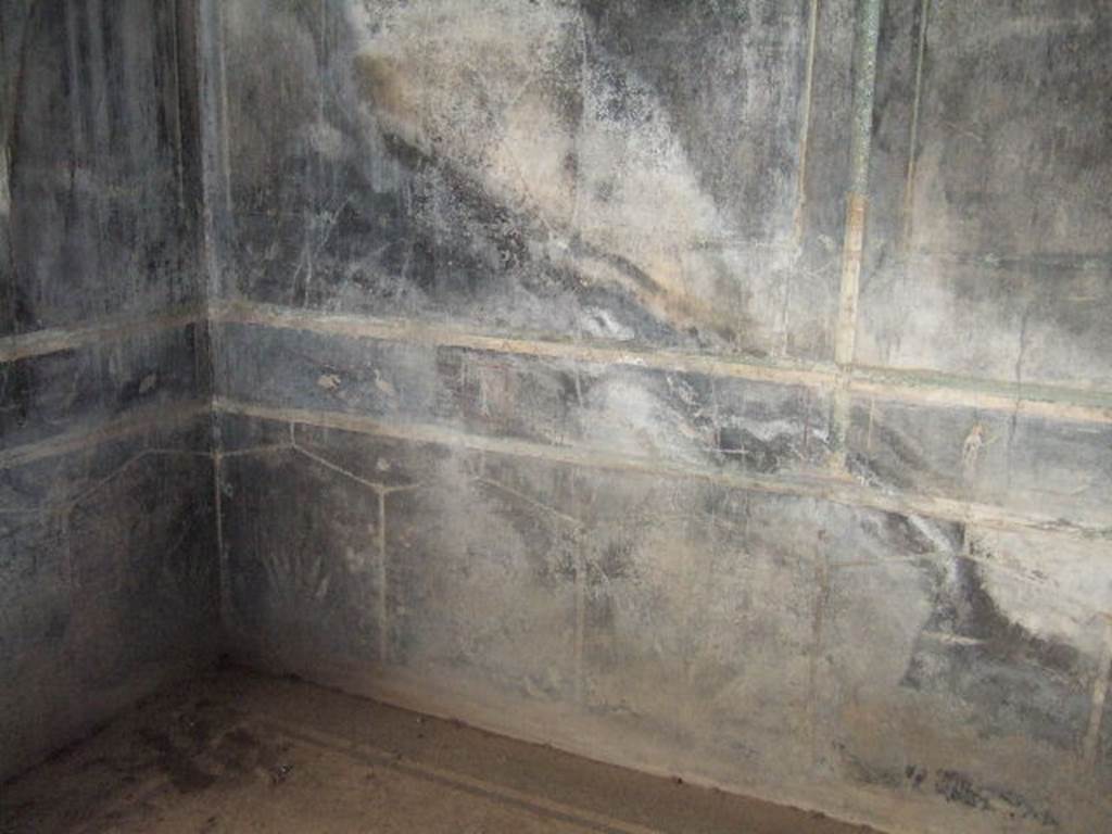 Villa of Mysteries, Pompeii. May 2006. Room 2,tablinum, north-west corner and north wall.