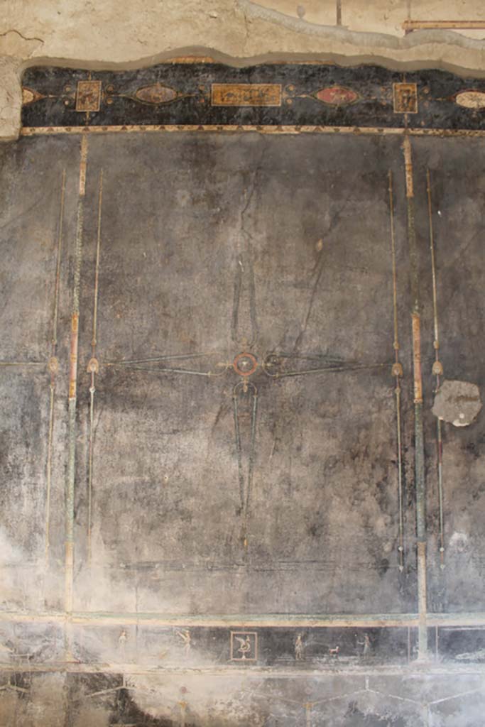 Villa of Mysteries, Pompeii. November 2017. Room 2, tablinum, centre of north wall.
Foto Annette Haug, ERC Grant 681269 DÉCOR.