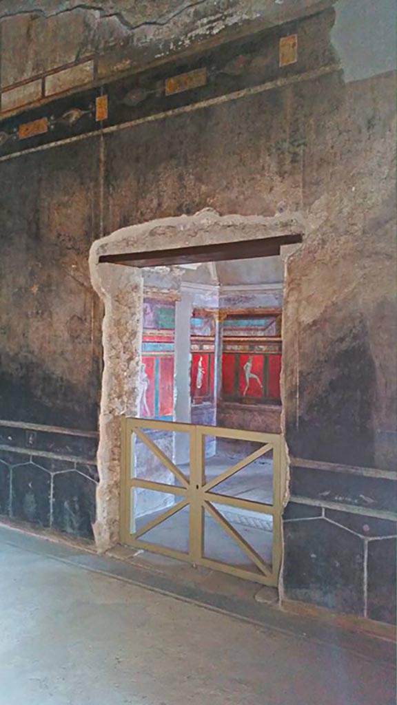 Villa of Mysteries, Pompeii. c.2015-2017.
Room 2, tablinum, detail of south wall with doorway into room 4. Photo courtesy of Giuseppe Ciaramella.