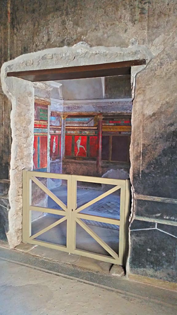 Villa of Mysteries, Pompeii. c.2015-2017.
Room 2, tablinum, detail of doorway into room 4, in south wall. Photo courtesy of Giuseppe Ciaramella.