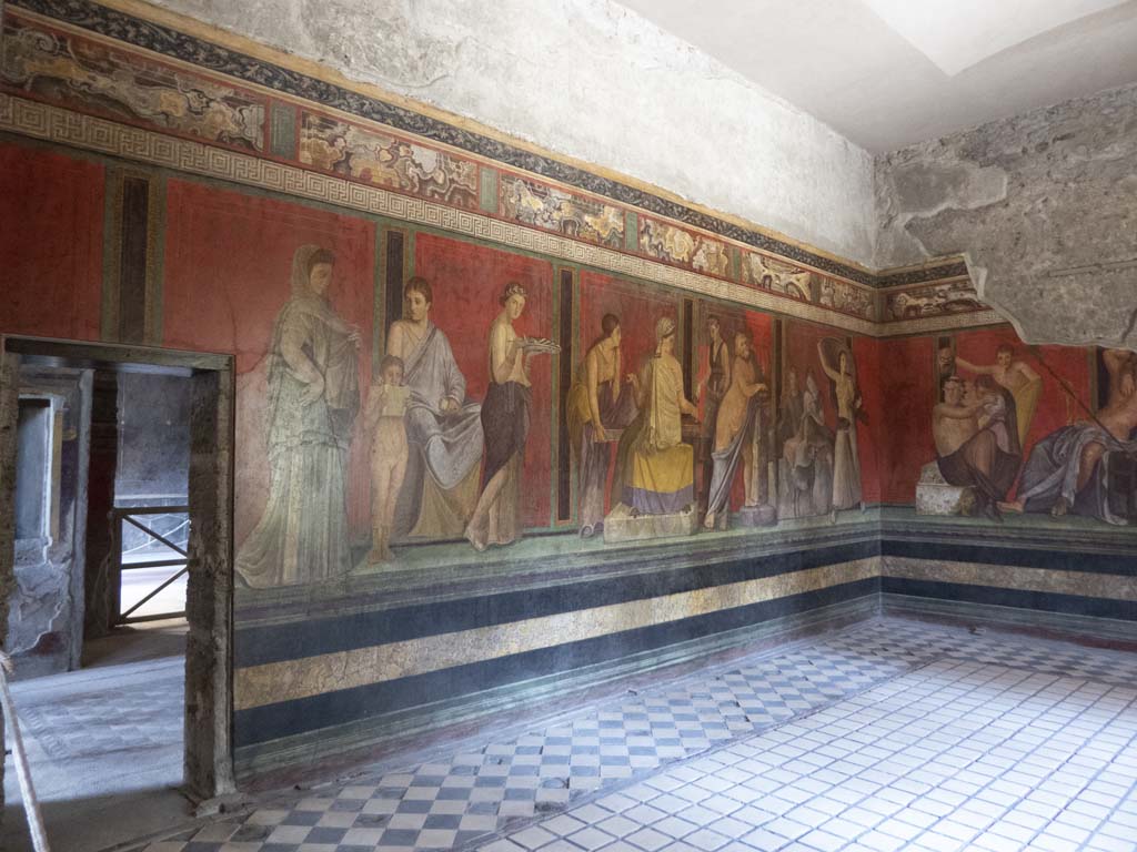 Villa of Mysteries, Pompeii. September 2017.
Room 5, looking east along north wall towards north-east corner, from doorway into room 4.
Foto Annette Haug, ERC Grant 681269 DÉCOR.