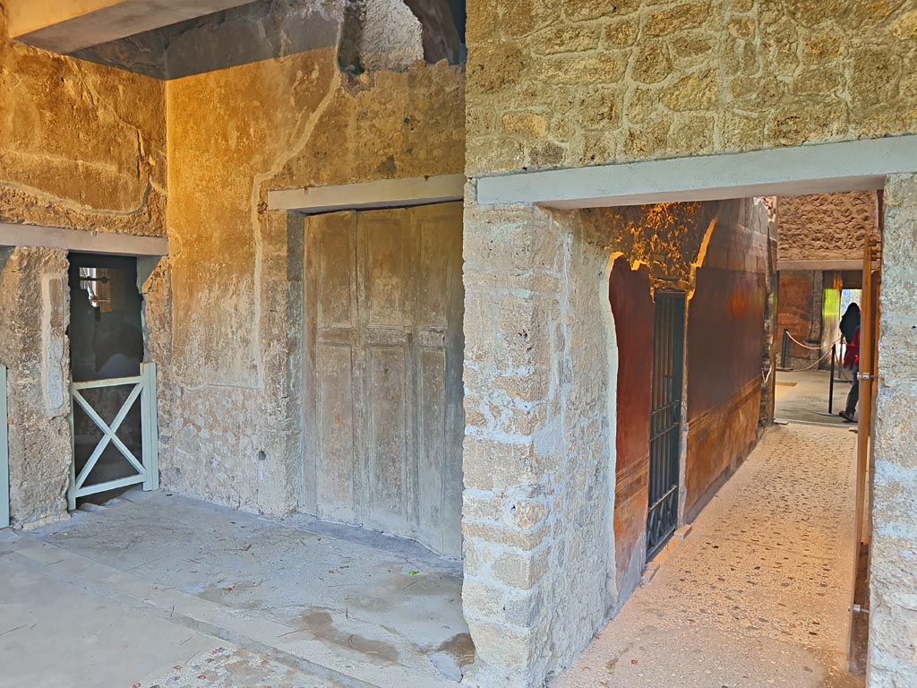 Villa of Mysteries, Pompeii. November 2023.
Portico P4/5, on the left is the anteroom or procoeton of room 17, with doorway into room 21.
In the centre is the cast of shutters of room 16. On the right is the doorway into corridor F2. Photo courtesy of Giuseppe Ciaramella.