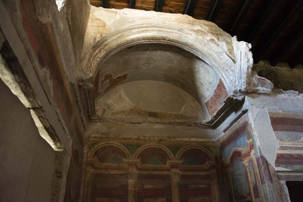Villa of Mysteries, Pompeii. November 2017. Room 16, upper east wall of cubiculum with double alcove.
Foto Annette Haug, ERC Grant 681269 DÉCOR.