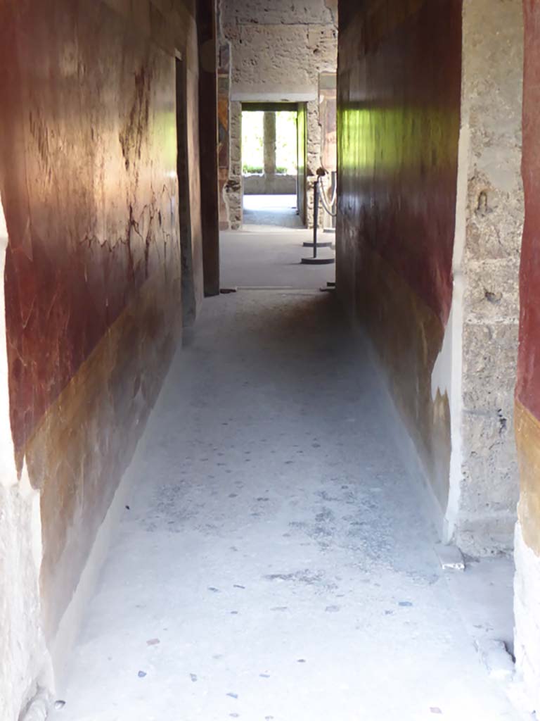 Villa of Mysteries, Pompeii. September 2017.
Corridor F1, looking north from portico P1 towards room 64 the atrium, and beyond to corridor F2.
Foto Annette Haug, ERC Grant 681269 DÉCOR.