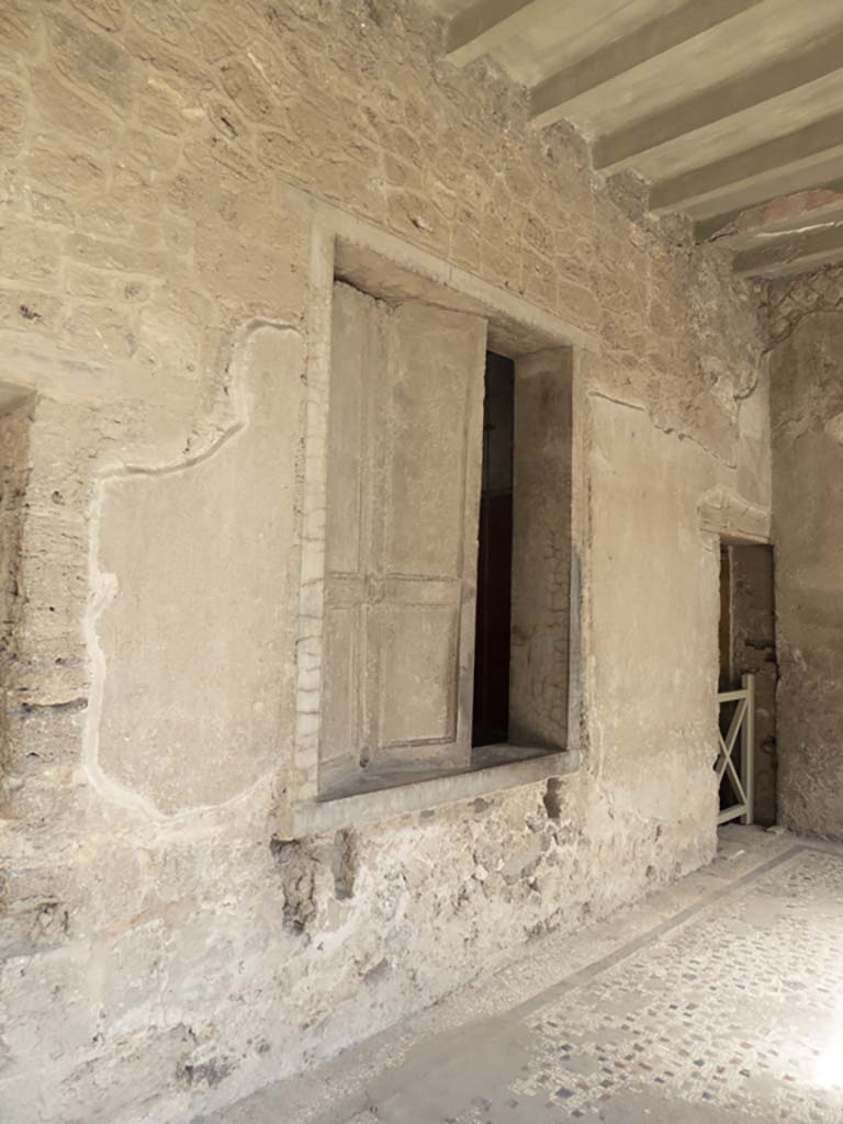 Villa of Mysteries, Pompeii. September 2017.
Looking south along portico P3 towards window and plaster-cast of shutters of room 11 and doorway to corridor F3.
Foto Annette Haug, ERC Grant 681269 DÉCOR.