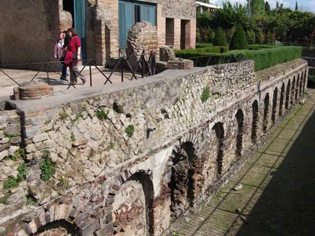 Villa of Mysteries, Pompeii. May 2010. West side with remains of exedra, top left.
Looking towards south-west corner, gardens above and cryptoporticus below.