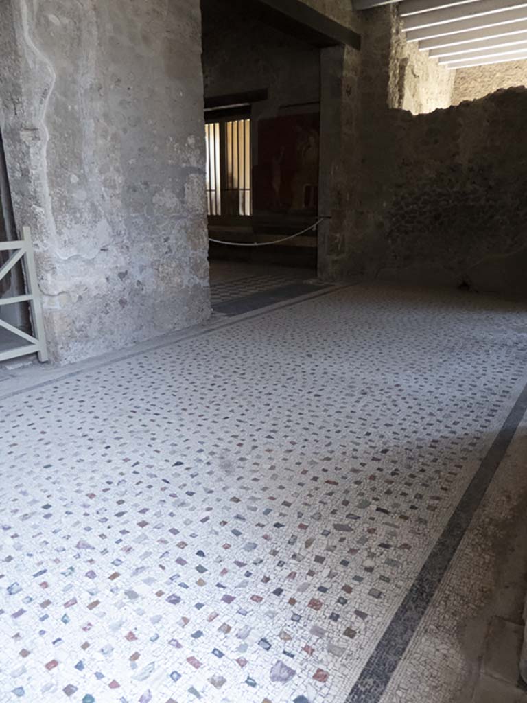 Villa of Mysteries, Pompeii. September 2017.
South end of portico P2, with doorway to room 4, on left and room 5, on right.
Foto Annette Haug, ERC Grant 681269 DÉCOR.
