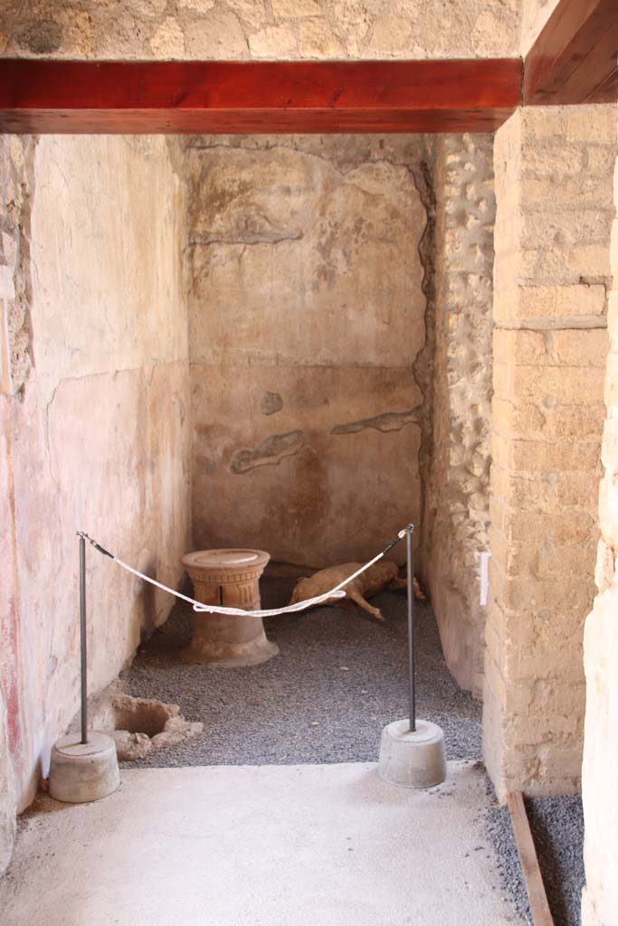 Villa Regina, Boscoreale. September 2021.
Looking towards cistern area V, from south portico VII of room I, the peristyle courtyard.
Photo courtesy of Klaus Heese.
