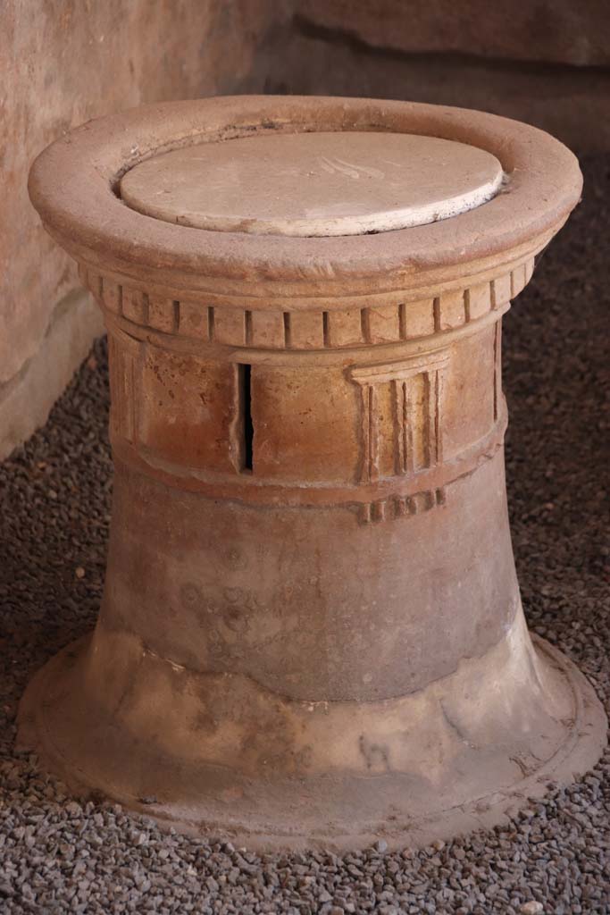 Villa Regina, Boscoreale. September 2021.
Room V, terracotta puteal. Photo courtesy of Klaus Heese.