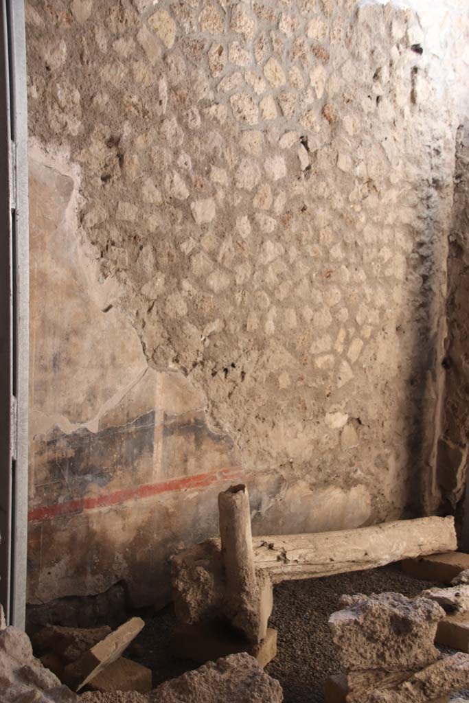 Villa Regina, Boscoreale. September 2021.
Room Vbis, looking towards south wall with painted decoration. Photo courtesy of Klaus Heese.
