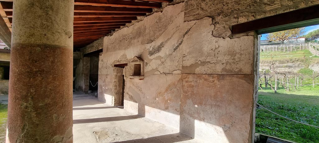 Villa Regina, Boscoreale. December 2023.
Looking south along west portico VII, with niche in west wall. Photo courtesy of Miriam Colomer.