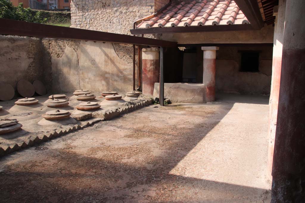 Villa Regina, Boscoreale. September 2021.
Room I, cella vinaria, looking across courtyard towards south portico. Photo courtesy of Klaus Heese.