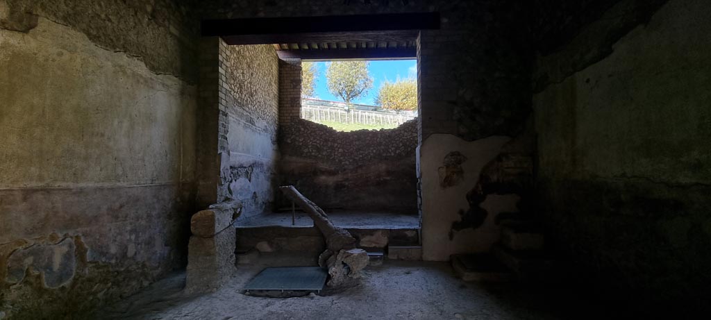 Villa Regina, Boscoreale. December 2023.
Looking west across room IX, calcatorium at the front, towards room IXbis, torcularium at the rear. Photo courtesy of Miriam Colomer.