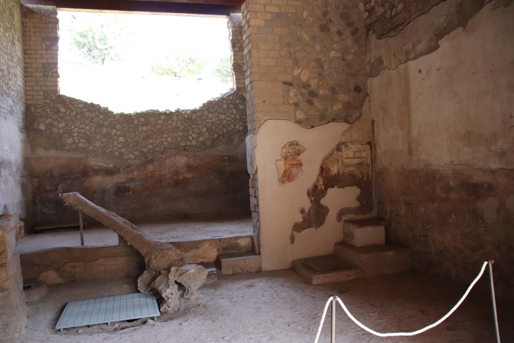 Villa Regina, Boscoreale. September 2021.
Looking west across room IX, calcatorium at the front, towards room IXbis, torcularium at the rear. Photo courtesy of Klaus Heese.