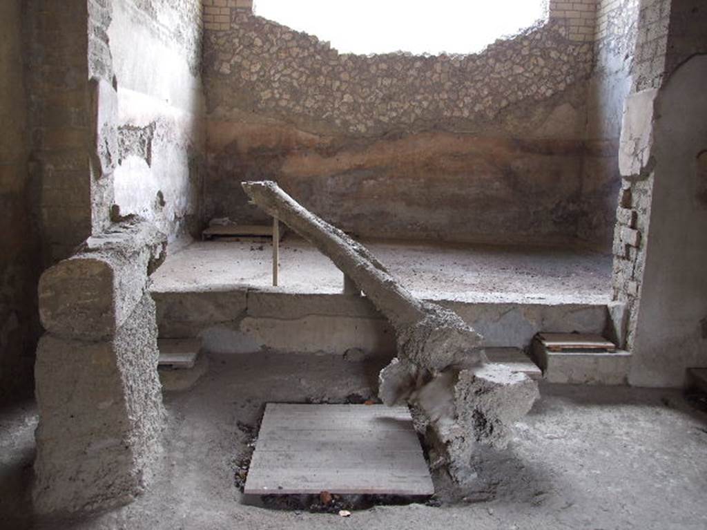 Villa Regina, Boscoreale. December 2006.
Looking west across room IX, calcatorium at the front, towards room IXbis, torcularium at the rear.
The calcatorium is the area where grapes were trodden prior to a final pressing with the torcularium or wine press.