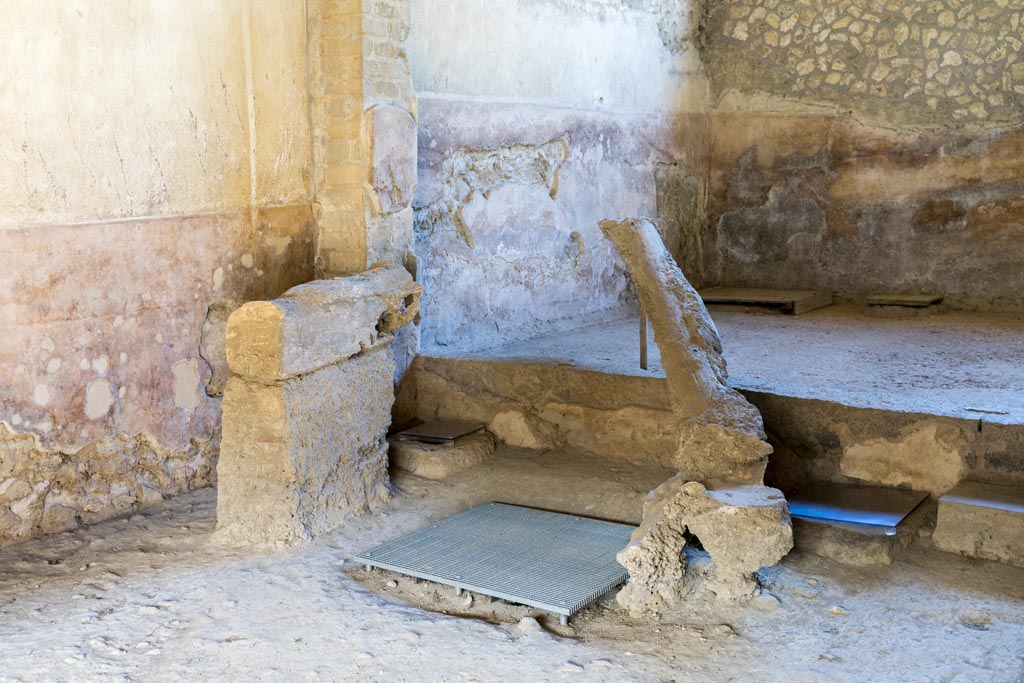 Villa Regina, Boscoreale. October 2021.
Room IX, looking south-west towards plaster cast of remains of wine press, or torcularium. Photo courtesy of Johannes Eber.