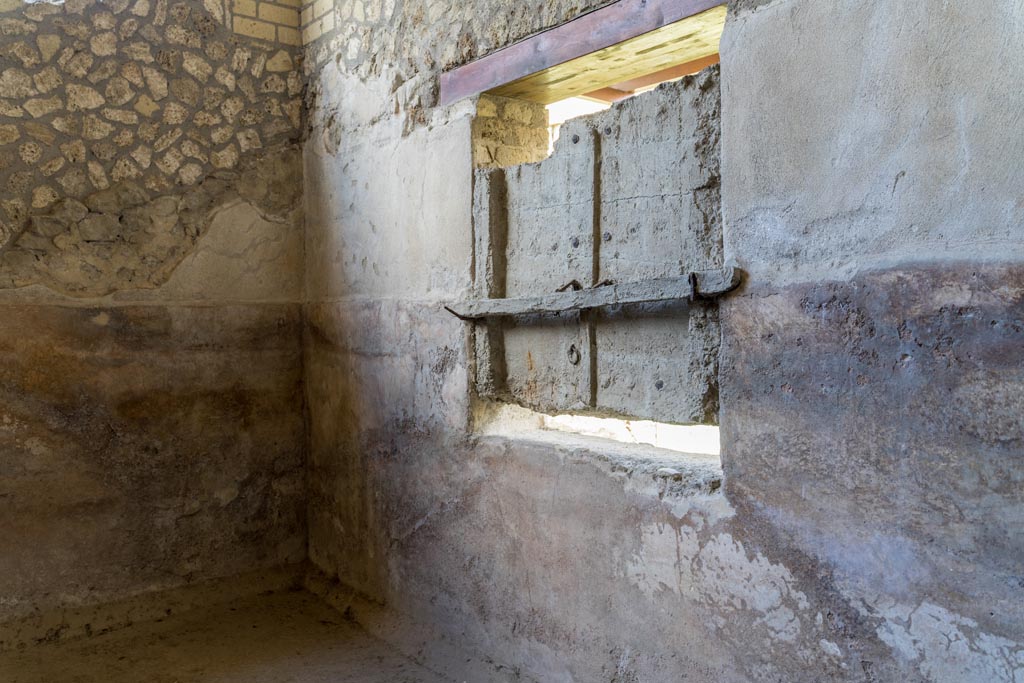 Villa Regina, Boscoreale. October 2021.
Room IXbis, looking towards north wall with cast of window shutters in torcularium. Photo courtesy of Johannes Eber.