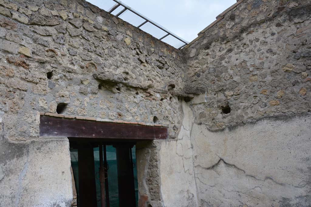 Villa Regina, Boscoreale. April 2017. Detail above doorway on west side, leading into north portico VII.
Photo courtesy Adrian Hielscher.