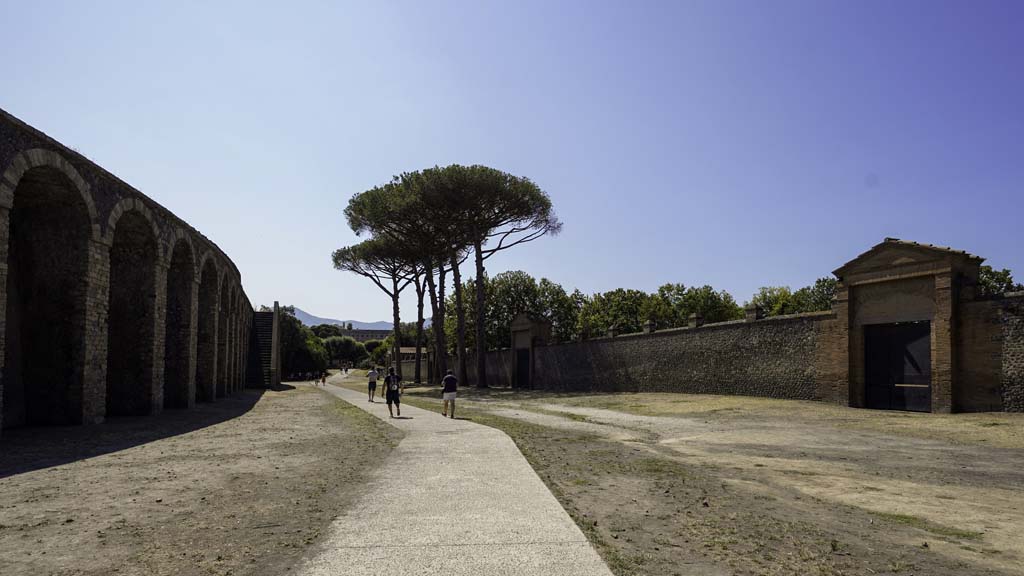 Piazzale Anfiteatro, August 2021.
Looking south, Amphitheatre on the left, Grand Palestra on the right. Photo courtesy of Robert Hanson.