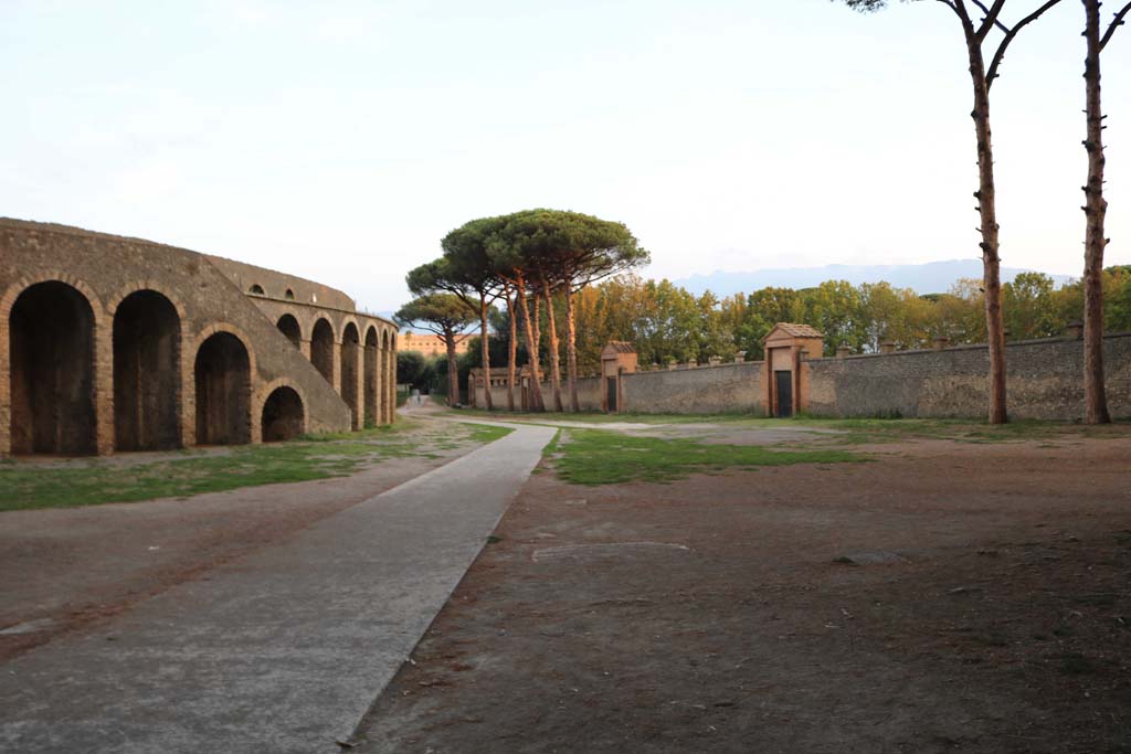 Piazzale Anfiteatro, December 2018.
Looking south, Amphitheatre on the left, Grand Palestra on the right. Photo courtesy of Aude Durand