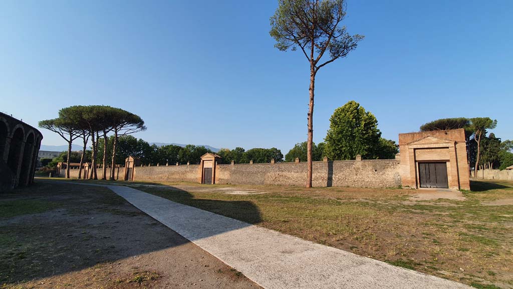 Piazzale Anfiteatro, Pompeii. July 2021.
Looking south-west towards entrance doorways of Palaestra with II.7.5, on right.
Foto Annette Haug, ERC Grant 681269 DÉCOR.