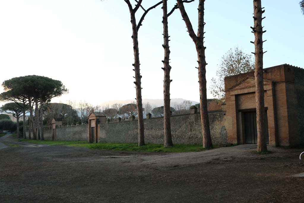 Piazzale Anfiteatro, December 2018.
Looking south from II.7.5, Grand Palaestra, on right, towards entrances, II.7.1-4. Photo courtesy of Aude Durand