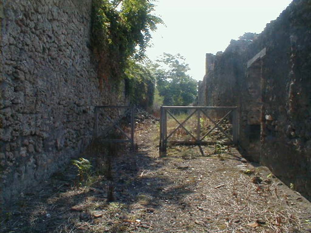 Unnamed vicolo between IX.10 and IX.9. Looking south. September 2004.