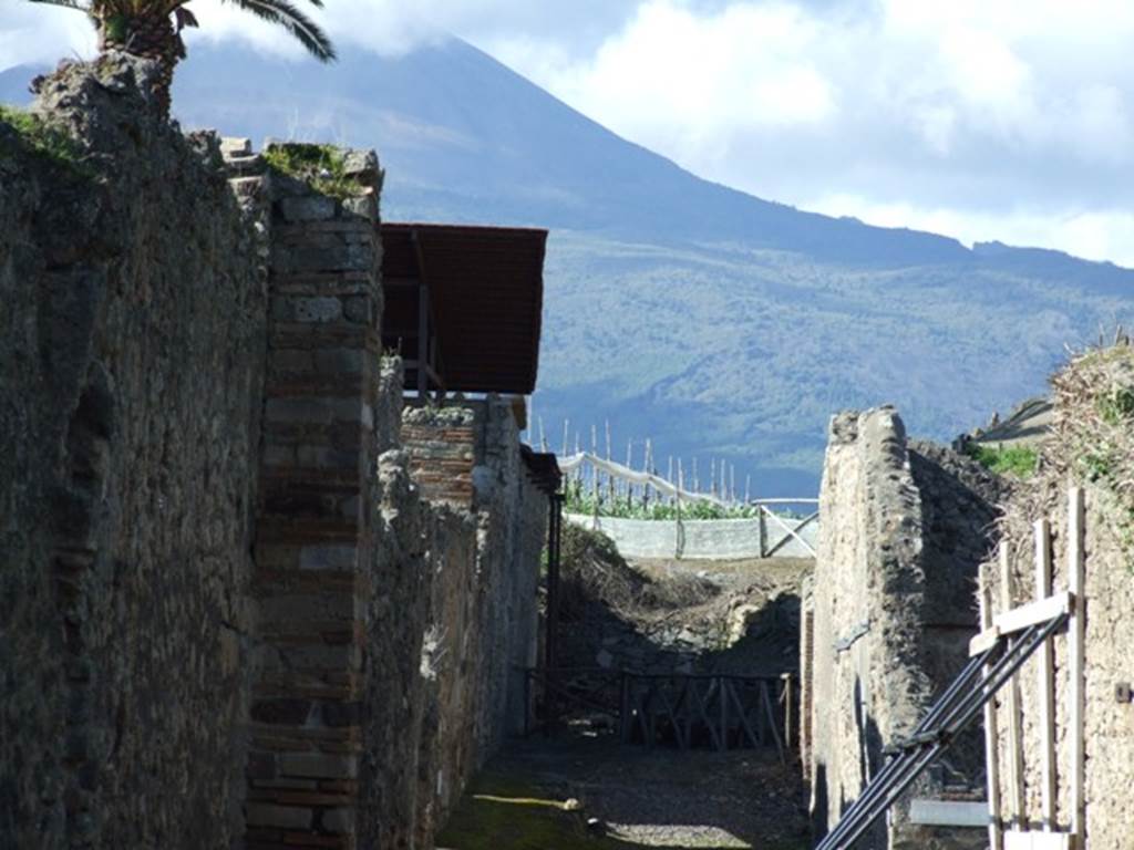 Unnamed vicolo between IX.9 and IX.10, from near IX.9.10. Looking north to the crossroads with Via di Nola and Vicolo dei Gladiatori. March 2009.  
