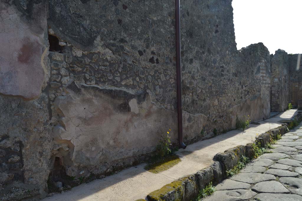 Unnamed vicolo between IX.2 and IX.3, south side. March 2019.
Looking south-west along front façade of IX.2.27 towards entrance doorway.
Foto Taylor Lauritsen, ERC Grant 681269 DÉCOR.