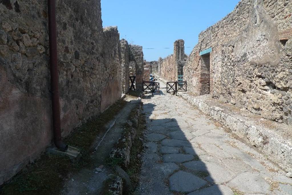 Unnamed vicolo between IX.2 and IX.3. July 2010. Looking west to crossroads on Via Stabiana and straight ahead to Via degli Augustali. Photo courtesy of Michael Binns.