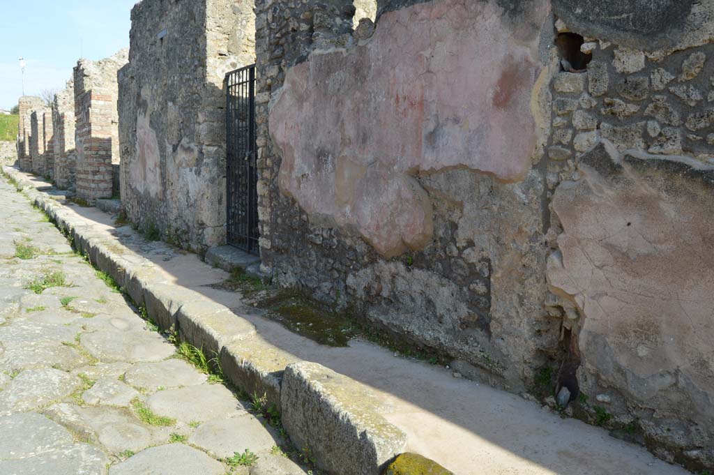 Unnamed vicolo between IX.2 and IX.3, Pompeii. March 2019. Looking east along south side of roadway from IX.2.26.
Foto Taylor Lauritsen, ERC Grant 681269 DÉCOR.