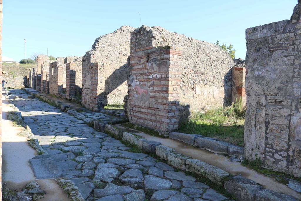 Unnamed vicolo between IX.2 and IX.3, Pompeii. December 2018.
Looking east along south side, from near IX.2.25. Photo courtesy of Aude Durand.
